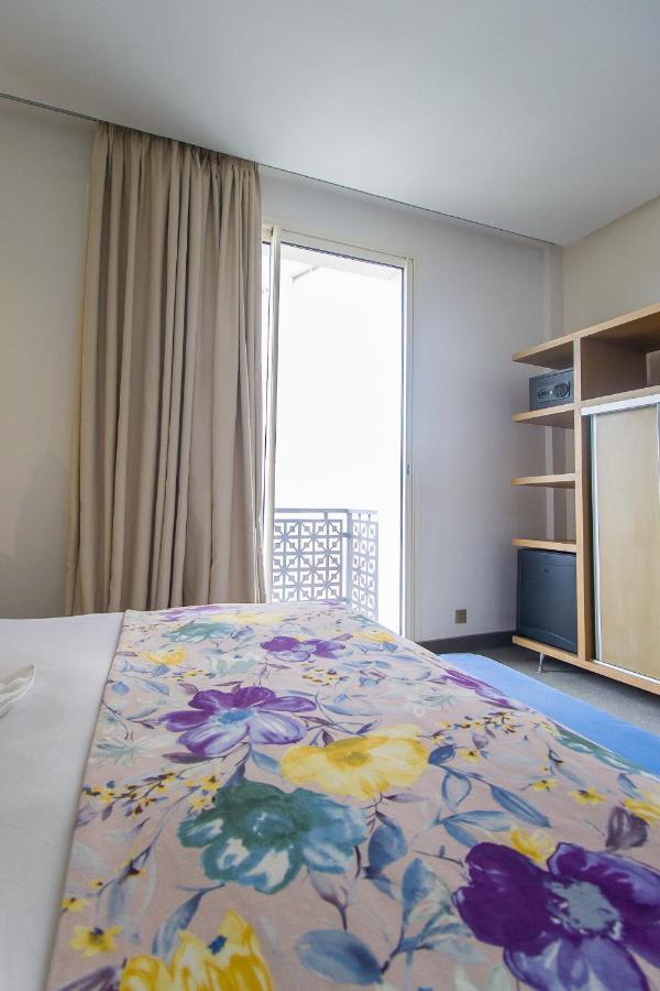 Mandarin Palace Hotel & Spa Tanger Ngoại thất bức ảnh A bedroom in a student residence hall