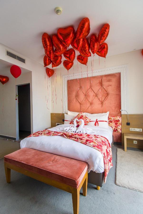 Mandarin Palace Hotel & Spa Tanger Ngoại thất bức ảnh A bedroom decorated for Valentine's Day
