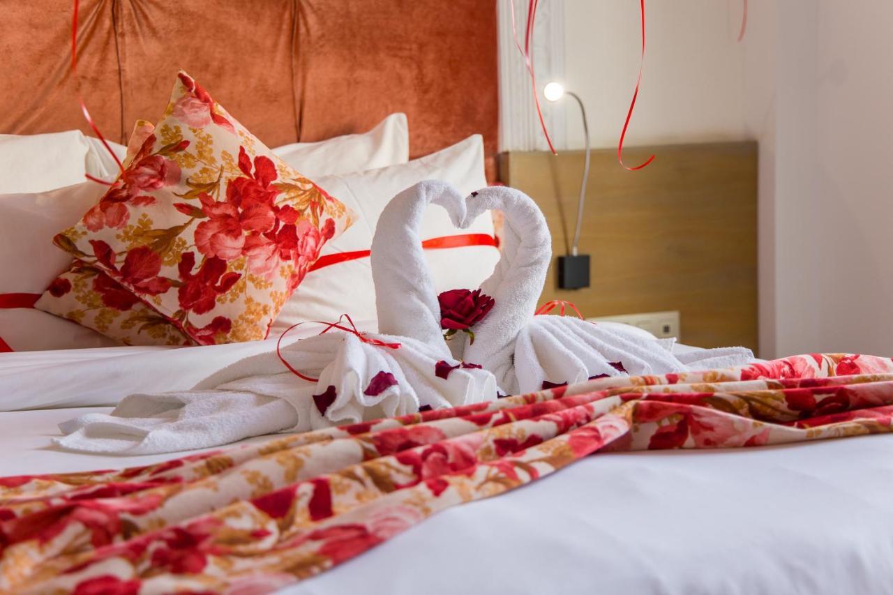 Mandarin Palace Hotel & Spa Tanger Ngoại thất bức ảnh A bed with a heart-shaped towel